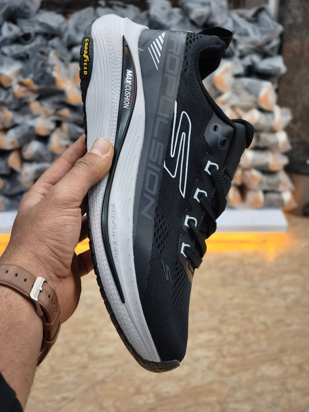 Skechers Max Cushioning Vietnam