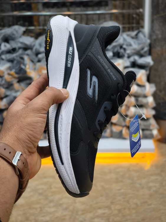 کتونی اسکیچرزمکس کویشن/Skechers max cushioning
