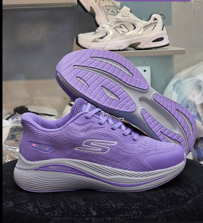 کفش اسکیچرزمکس کویشن/Skechers max cushioning