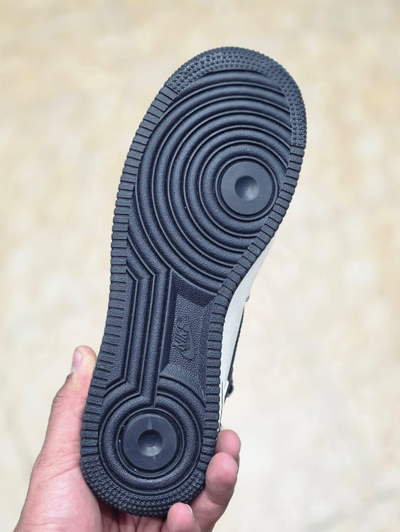 کتونی نایک ایرفورس/Nike Air force vietnam/اصل ویتنام وارداتی/رویه چرم/سایز۳۹تا۴۵/ست جذاب