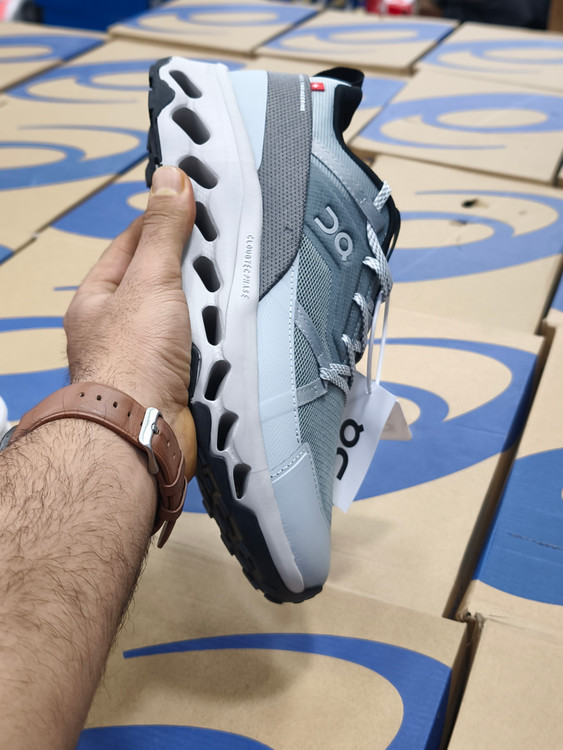 کتونی آن رانینگ گورتکس ضد آب | On Running Cloud tech phase Gore Tex/ساخت ویتنام/سایز ۴۰ تا ۴۵/فروش عمده و تک