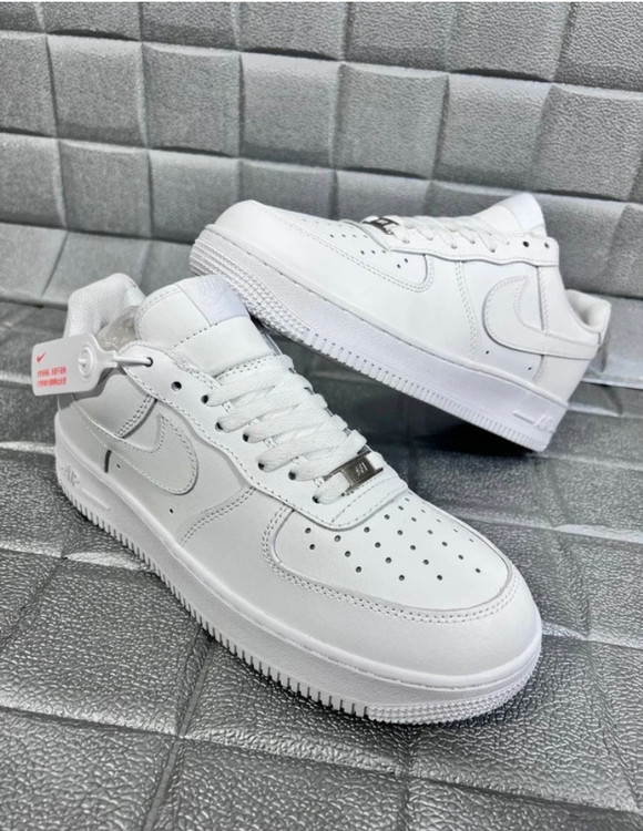 کتونی نایک ایرفورس کلاسیک/Nike Air force/ساخت ویتنام/ رویه چرم سایز ۴۰تا ۴۵/سفید کلاسیک/فروش عمده وتک