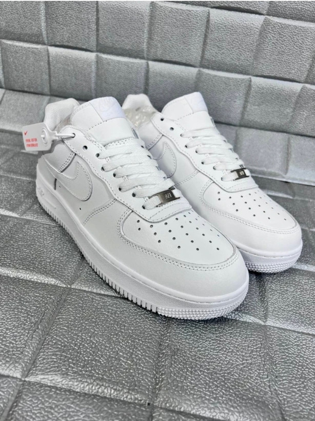کتونی نایک ایرفورس کلاسیک/Nike Air force/ساخت ویتنام/ رویه چرم سایز ۴۰تا ۴۵/سفید کلاسیک/فروش عمده وتک
