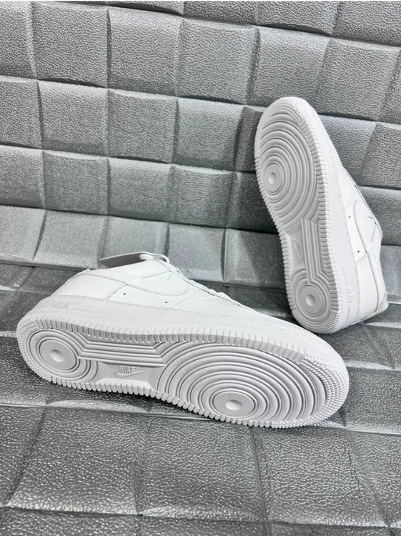 کتونی نایک ایرفورس کلاسیک/Nike Air force/ساخت ویتنام/ رویه چرم سایز ۴۰تا ۴۵/سفید کلاسیک/فروش عمده وتک