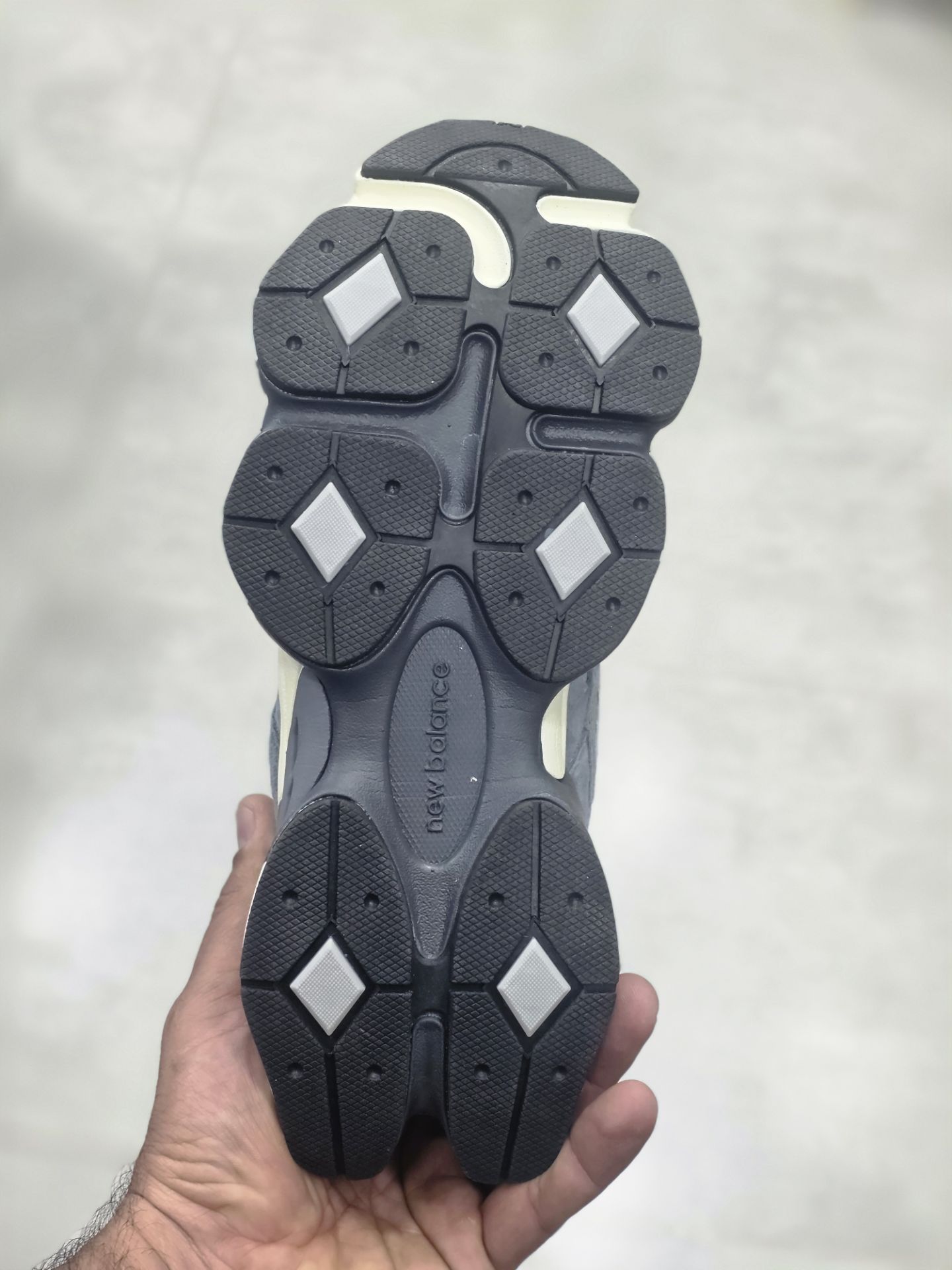 نیوبالانس ۹۰۶۰/ Newbalance 9060/ ساخت ویتنام/ سایز ۴۰الی ۴۵ فروش عمده و تک