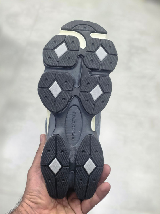 نیوبالانس ۹۰۶۰/ Newbalance 9060/ ساخت ویتنام/ سایز ۴۰الی ۴۵ فروش عمده و تک