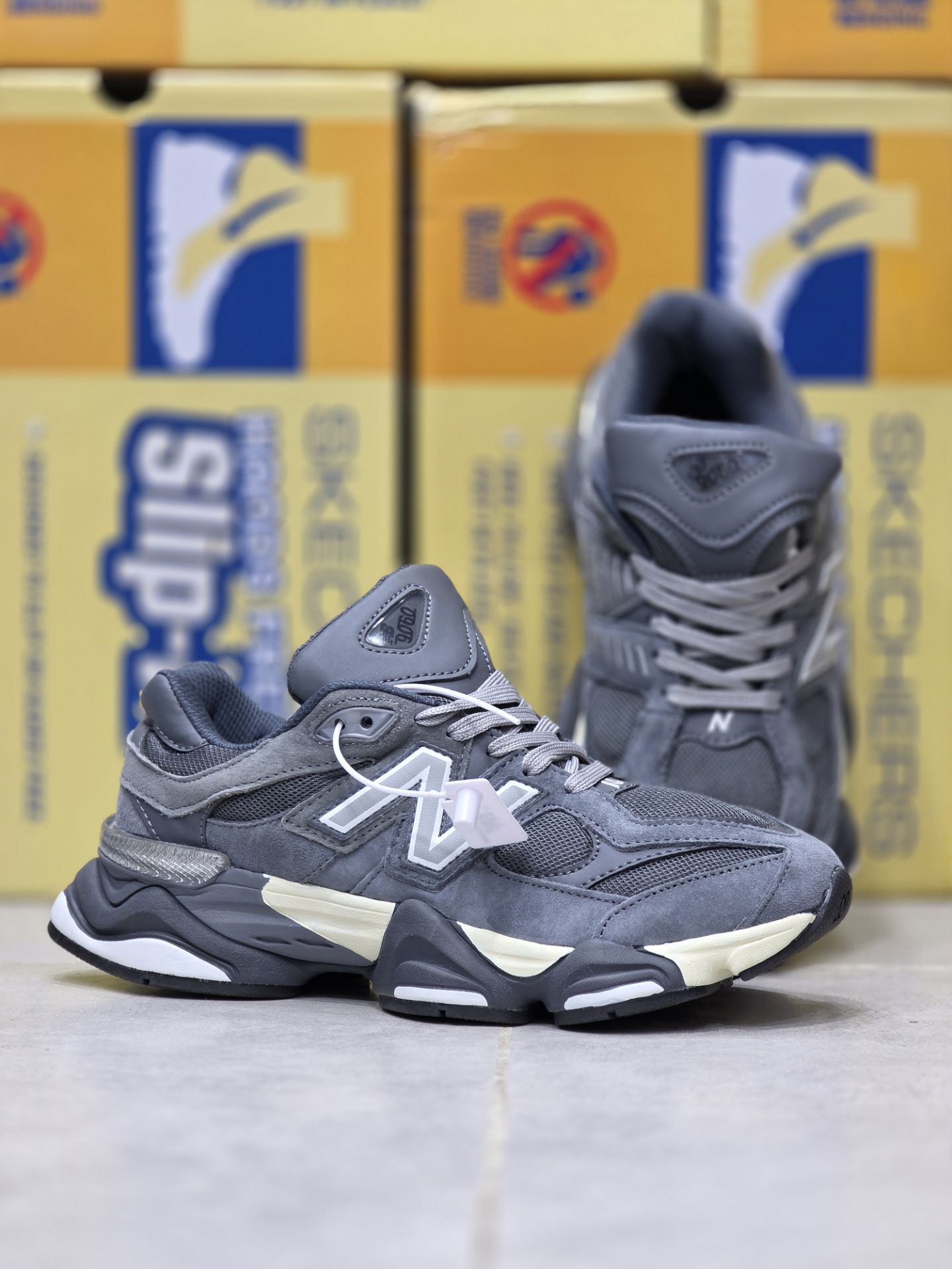 نیوبالانس ۹۰۶۰/ Newbalance 9060/ ساخت ویتنام/ سایز ۴۰الی ۴۵ فروش عمده و تک