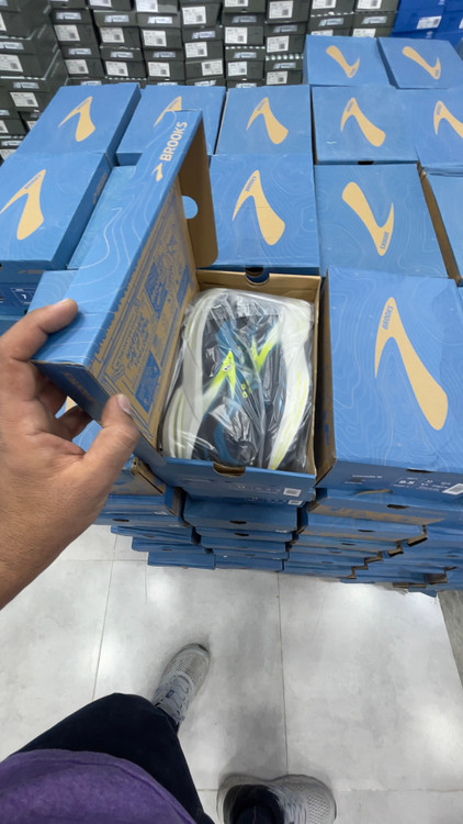 کتونی بروکس کاسکادیا 16 -5 رنگ شیک سایز:40 تا 45 باجعبه بارکد دار عمده وتک
