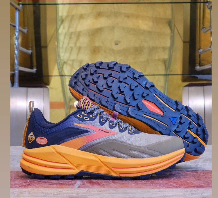 کتونی بروکس کاسکادیا 16/Brooks cascadia16/ ساخت ویتنام /همراه با جعبه/سایز ۴۰ تا ۴۵/فروش تک و عمده