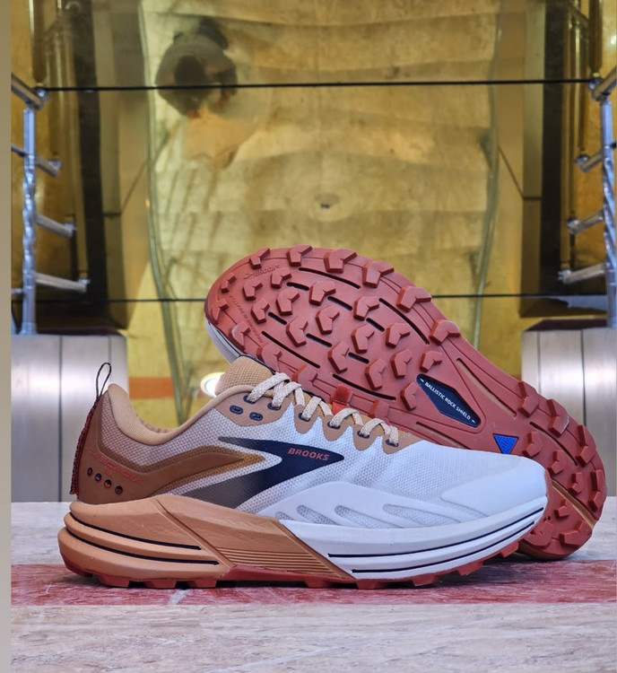 کتونی بروکس کاسکادیا 16/Brooks cascadia16/ ساخت ویتنام /همراه با جعبه/سایز ۴۰ تا ۴۵/فروش تک و عمده