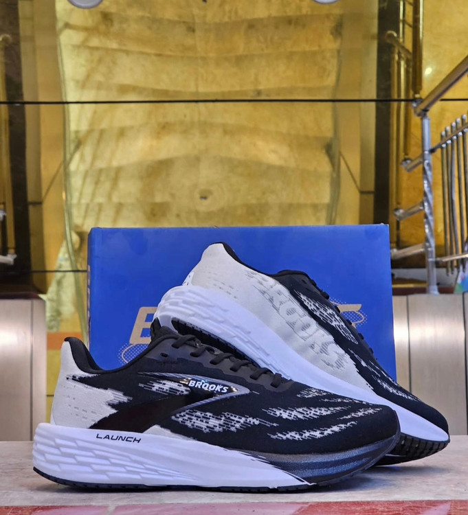 کتونی بروکس لانچ ۱۱ / Brooks lunch 11 /ساخت ویتنام/مستر کوالیتی A ضمانت کیفیت کالا / سایز ۴۰ الی ۴۵