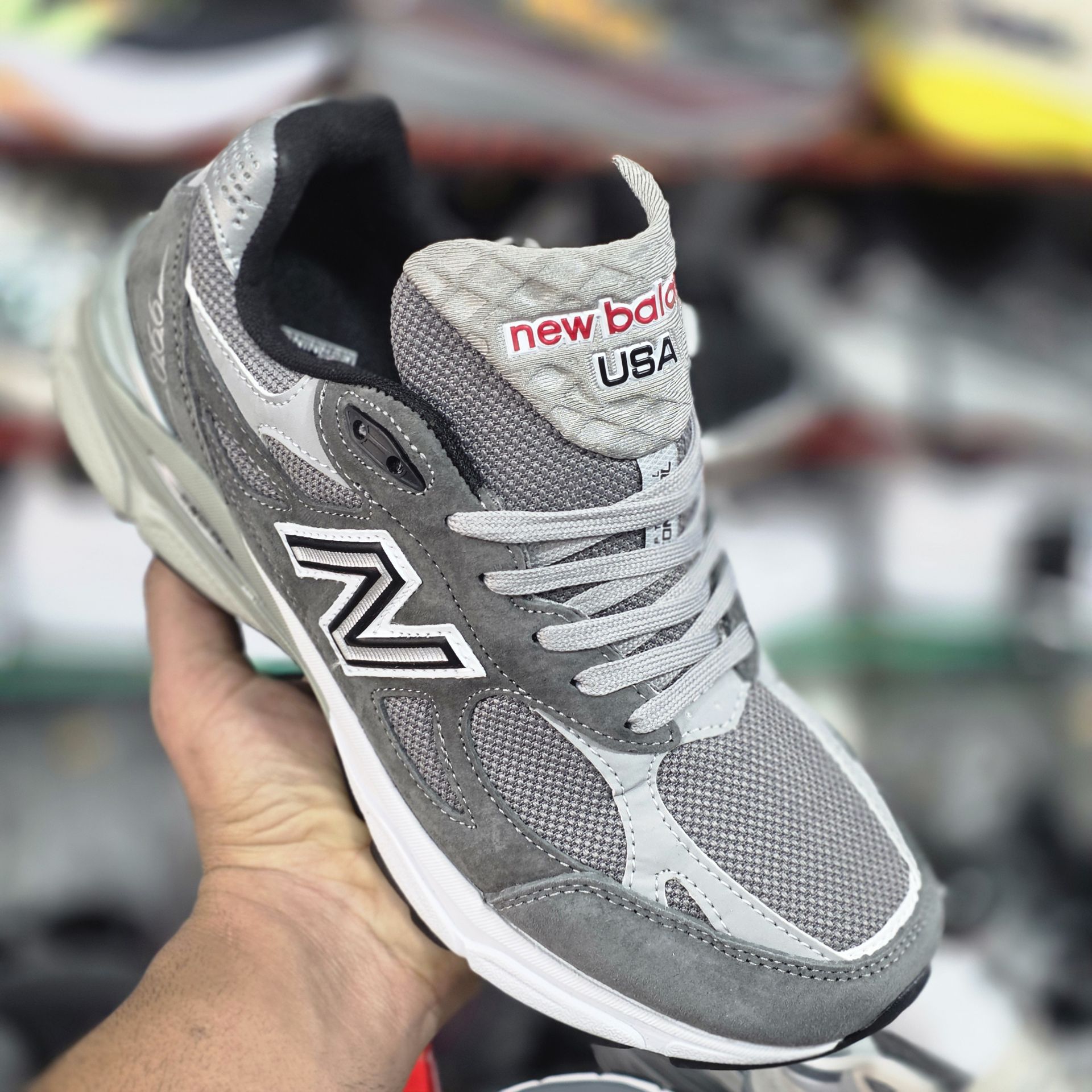 کتونی نیوبالانس ۹۹۰ آمریکاییNewbalance v5 990 وارداتی به سفارش USA بالاترین کیفیت درجه۱. سایز ۴۰الی ۴۵پایین ترین قیمت در ایران
