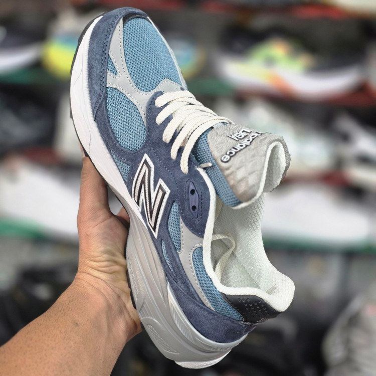 کفش نیوبالانس ۹۹۰ آمریکاییNewbalance v5 990 وارداتی به سفارش USA بالاترین کیفیت درجه۱. سایز ۴۰الی ۴۵پایین ترین قیمت در ایران