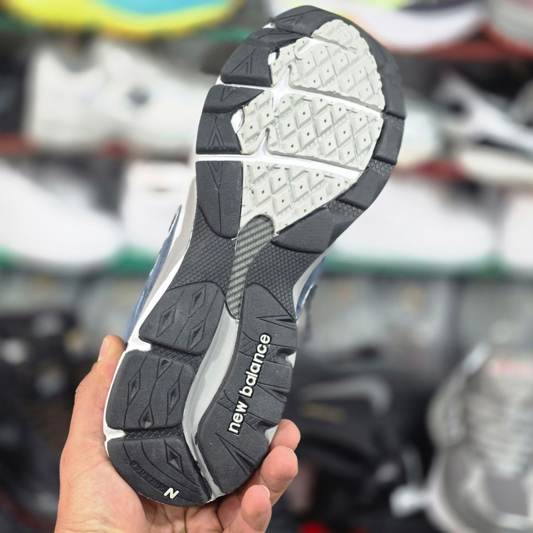 کتونی نیوبالانس ۹۹۰ آمریکاییNewbalance v5 990 وارداتی به سفارش USA بالاترین کیفیت درجه۱. سایز ۴۰الی ۴۵پایین ترین قیمت در ایران