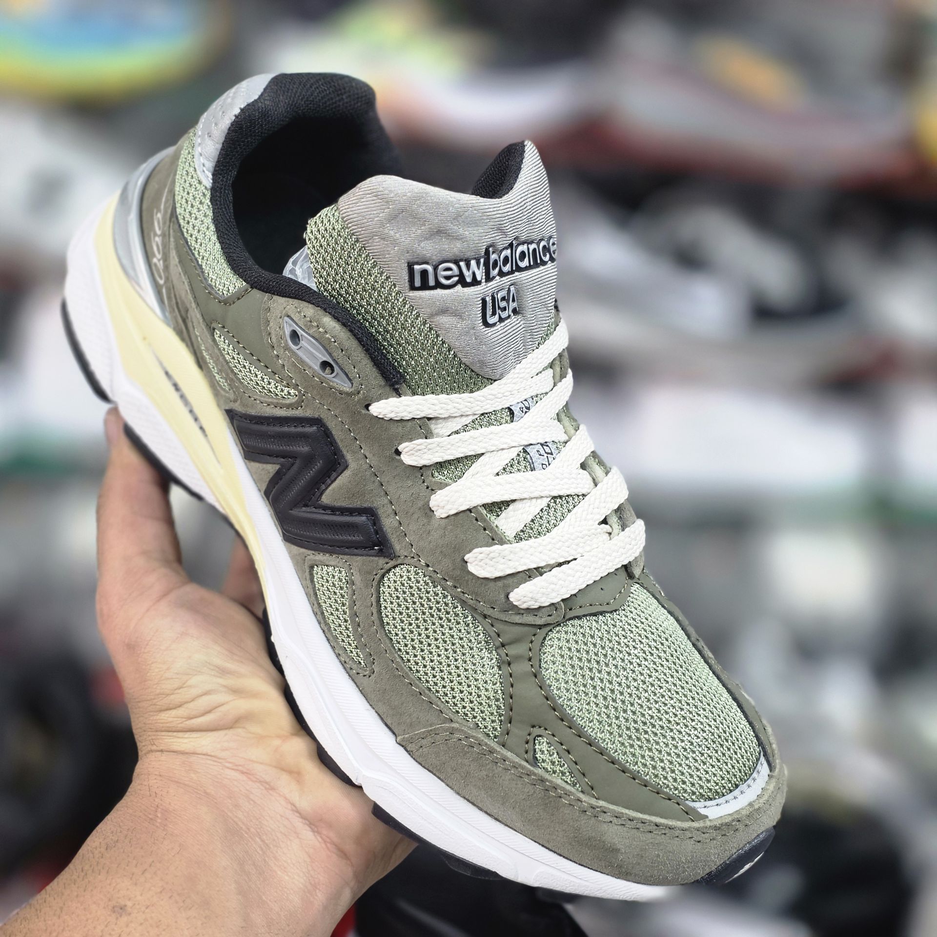 نیوبالانس ۹۹۰ آمریکاییNewbalance v5 990 وارداتی به سفارش USA بالاترین کیفیت درجه۱. سایز ۴۰الی ۴۵ضمانت کالا