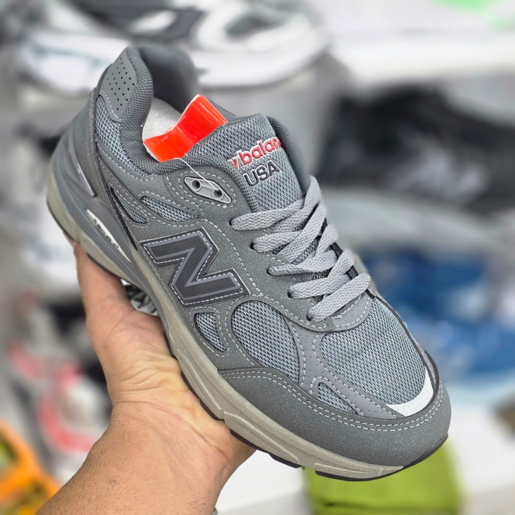 کتونی نیوبالانس ۹۹۰ آمریکاییNewbalance v5 990 وارداتی به سفارش USA بالاترین کیفیت درجه۱. سایز ۴۰الی ۴۵پایین ترین قیمت در ایران
