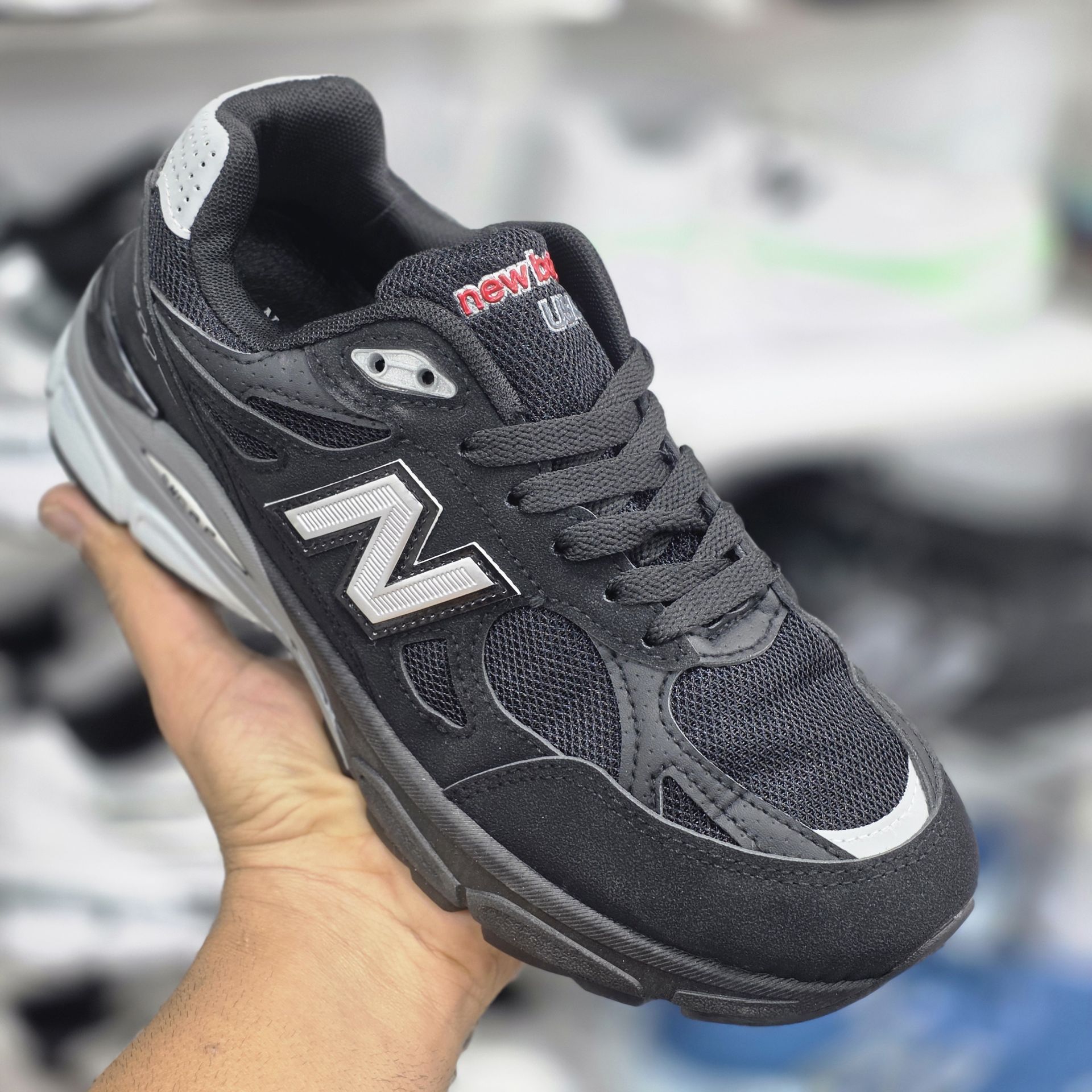 کتونی نیوبالانس ۹۹۰ آمریکاییNewbalance v5 990 وارداتی به سفارش USA بالاترین کیفیت درجه۱. سایز ۴۰الی ۴۵پایین ترین قیمت در ایران