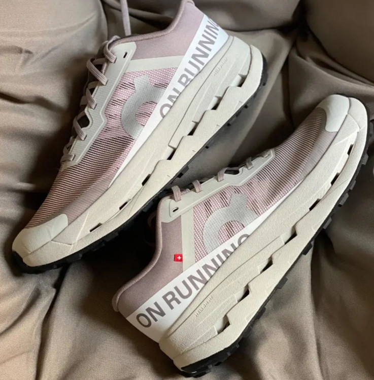 کتونی کیوسی آنرانینگ کلود اولترا3/On M Cloudultra 3/ساخت ویتنام/سایز ۴۰الی ۴۵/فروش عمده وتک