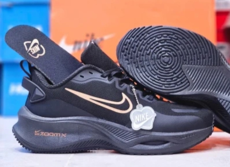 کتونی نایک زوم ایکس لبخندی Nike Zoom X ساخت ویتنام سایز ۳۷ تا ۴۰ فروش بصورت عمده و تک