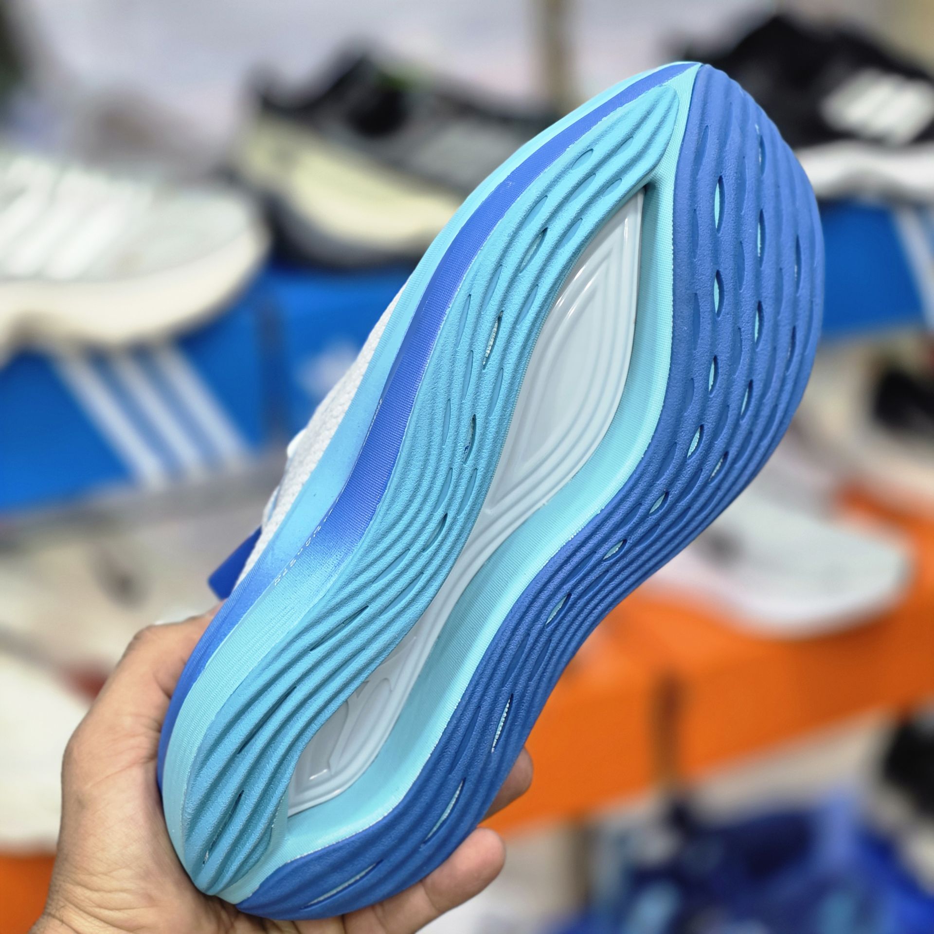 میزانو نئو ویستا/ Mizuno Neo Vista/ساخت ویتنام /سایز ۴۰ الی ۴۵/ فروش تکی و عمده/ضمانت کالا