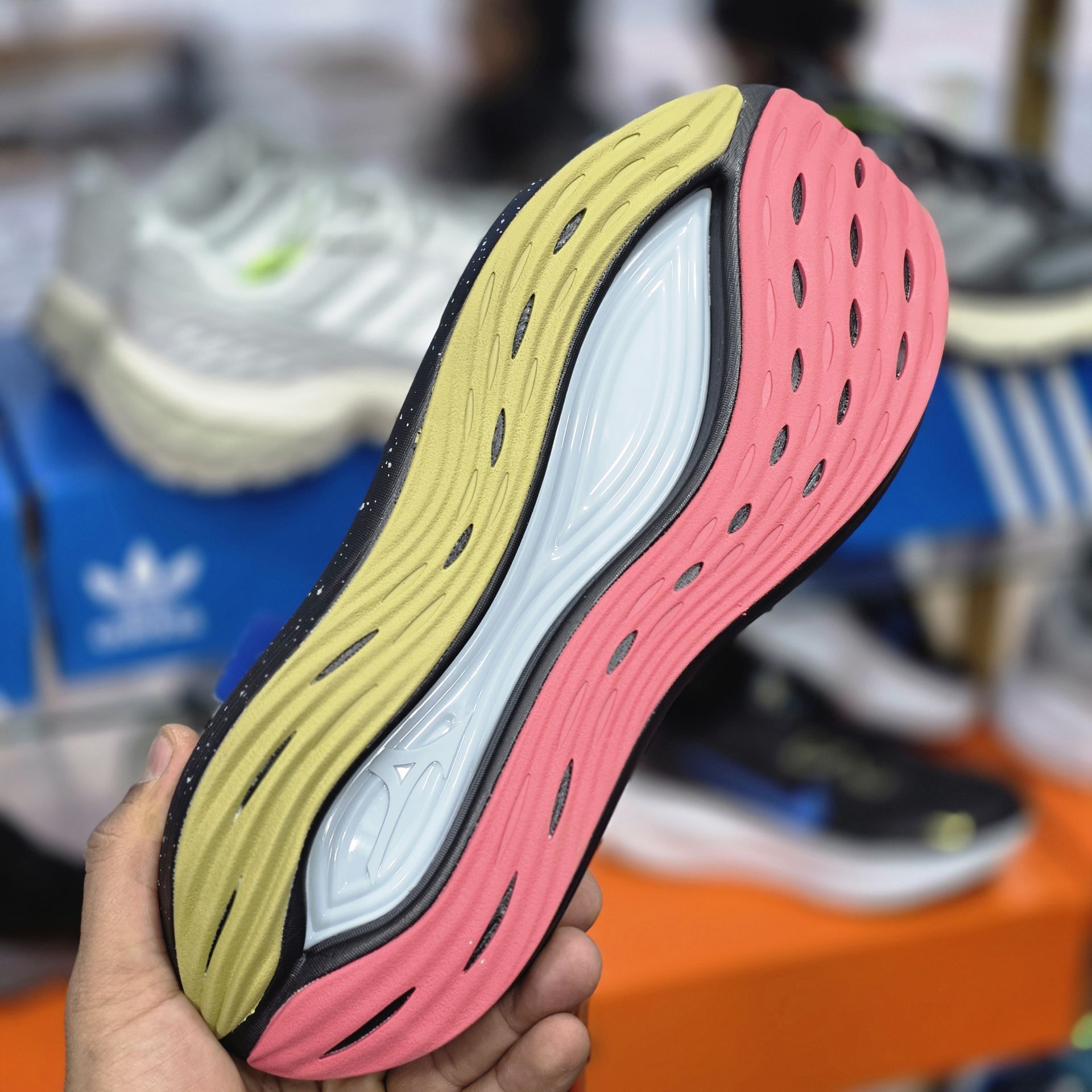 میزانو نئو ویستا/ Mizuno Neo Vista/ساخت ویتنام /سایز ۴۰ الی ۴۵/ فروش تکی و عمده/ضمانت کالا