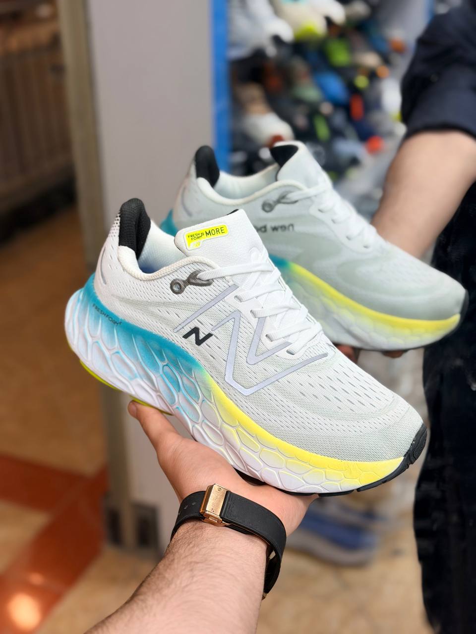 کتونی رانینگ و پیاده روی نیوبالانس فرش فوم newbalance fresh foam /ساخت ویتنام/ کیفیت مستر کوالیتی A / سایز ۴۰ الی ۴۵