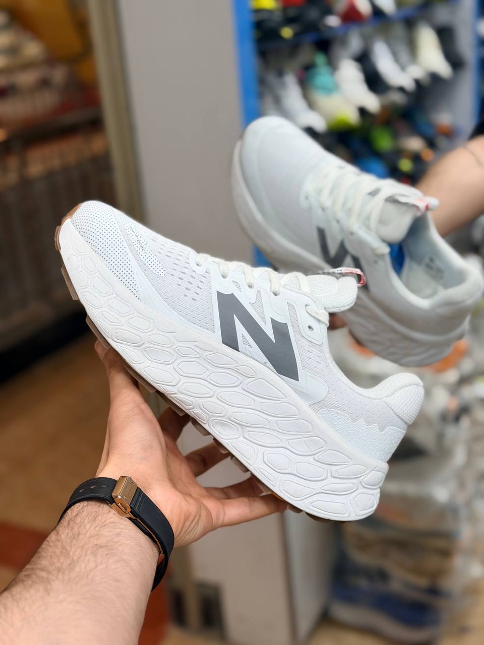 کتونی رانینگ و پیاده روی نیوبالانس فرش فوم newbalance fresh foam /ساخت ویتنام/ کیفیت مستر کوالیتی A / سایز ۴۰ الی ۴۵