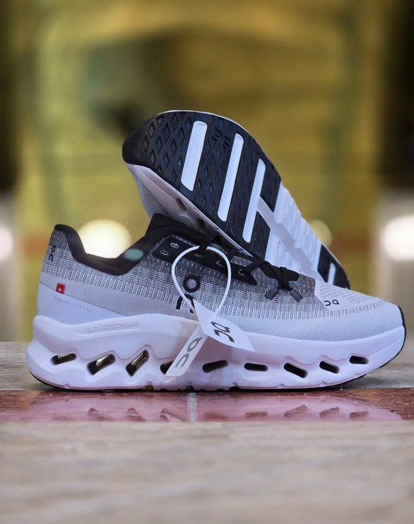 کتونی کیوسی آنرانینگ کلودتیلت 2 لووه /On Running Cloudtilt 2 Loewe/ساخت ویتنام/سایز ۴۰الی 45/فروش تکی و عمده