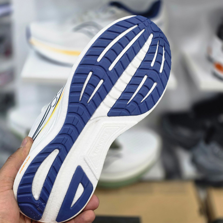 کتونی رانینگ و پیاده روی ساکونی مدل راید ۱۸ Saucony Ride 18 / ضمانت کیفیت کالا / فروش عمده و تک / سایز بندی ۴۰ ۴۱ ۴۲ ۴۳ ۴۴ ۴۵