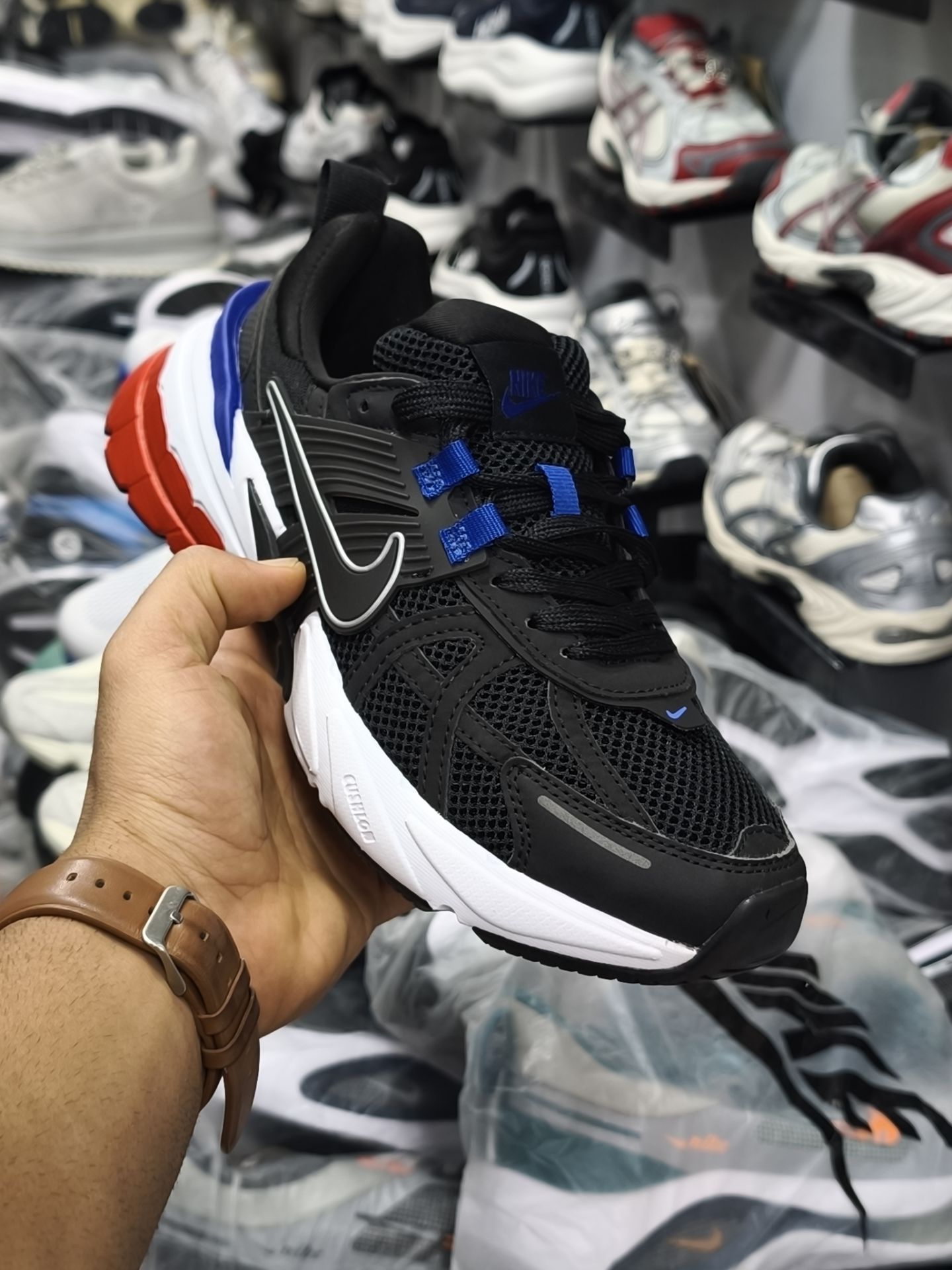 خرید کتونی نایک کشلون v2kساخت ویتنام فروش تکی و عمده ، سایز 40الی ۴۵.Nike wmns V2k Run Year of the Dragon womens