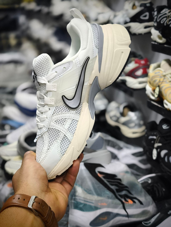 خرید کتونی نایک کشلون v2kساخت ویتنام فروش تکی و عمده ، سایز 40الی ۴۵.Nike wmns V2k Run Year of the Dragon womens