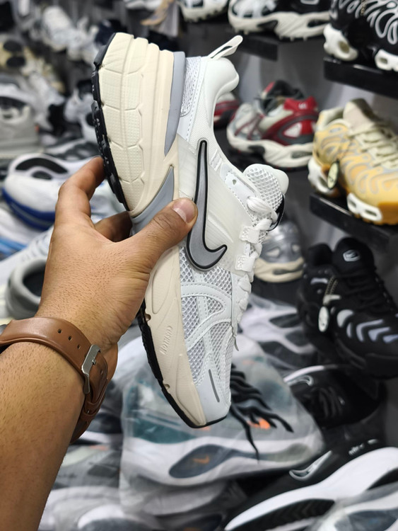 خرید کتونی نایک کشلون v2kساخت ویتنام فروش تکی و عمده ، سایز 40الی ۴۵.Nike wmns V2k Run Year of the Dragon womens