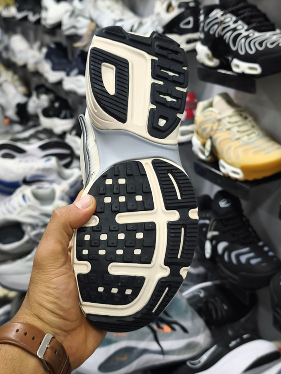 خرید کتونی نایک کشلون v2kساخت ویتنام فروش تکی و عمده ، سایز 40الی ۴۵.Nike wmns V2k Run Year of the Dragon womens