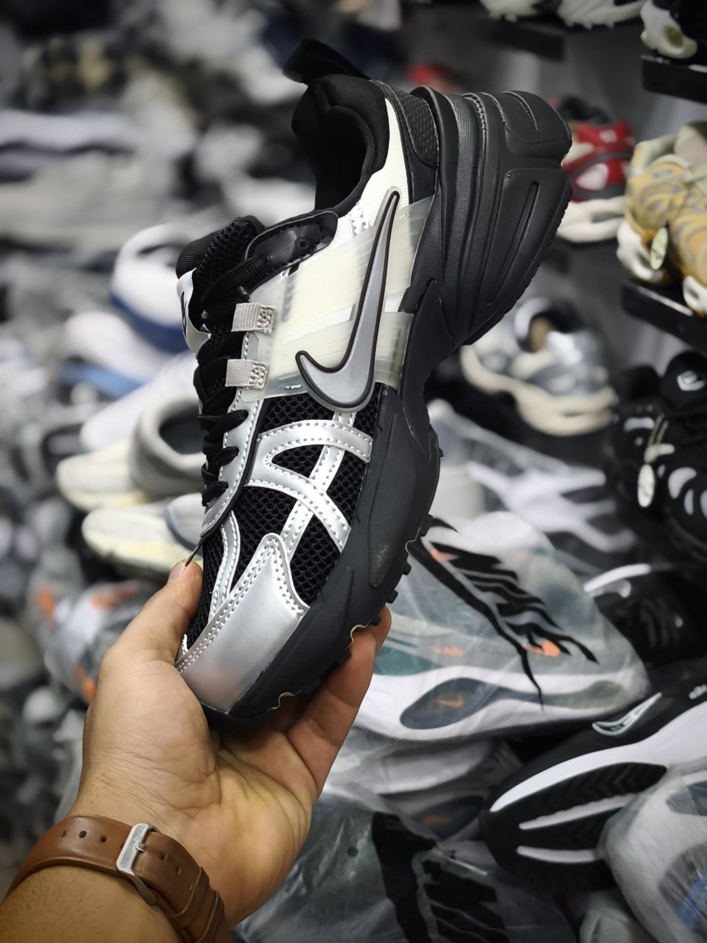 خرید کتونی نایک کشلون v2kساخت ویتنام فروش تکی و عمده ، سایز 40الی ۴۵.Nike wmns V2k Run Year of the Dragon womens