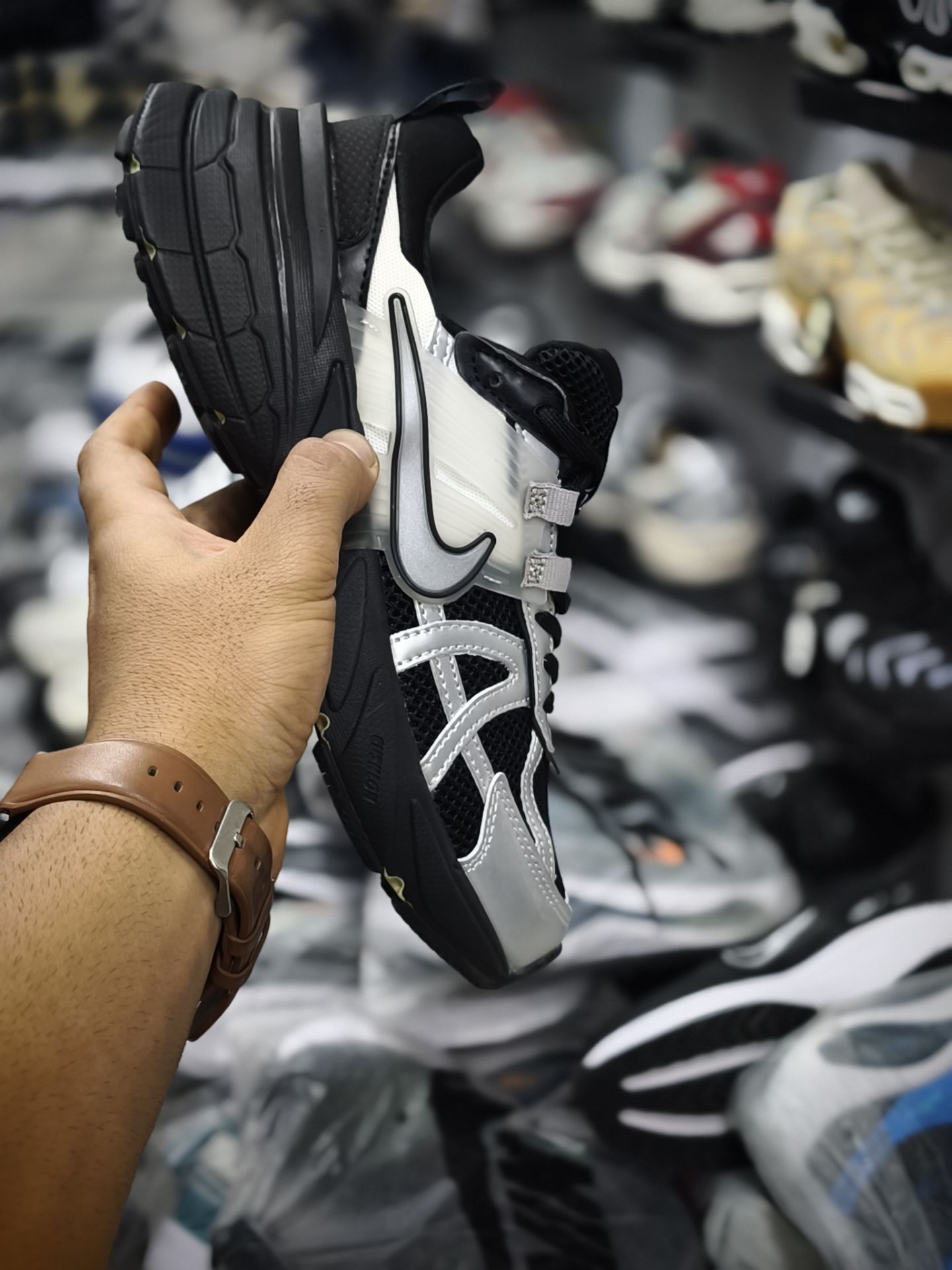 خرید کتونی نایک کشلون v2kساخت ویتنام فروش تکی و عمده ، سایز 40الی ۴۵.Nike wmns V2k Run Year of the Dragon womens