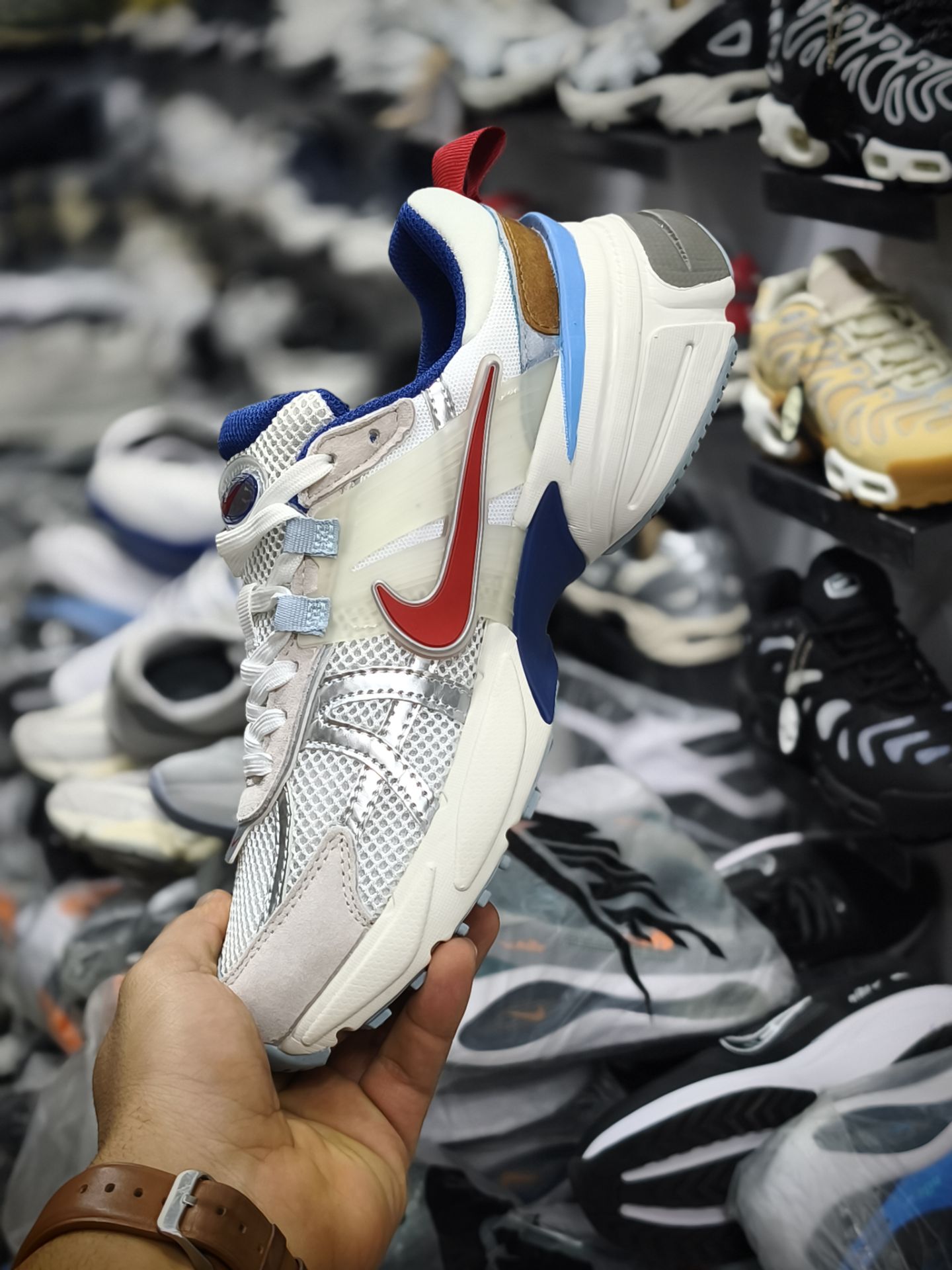 خرید کتونی نایک کشلون v2kساخت ویتنام فروش تکی و عمده ، سایز 40الی ۴۵.Nike wmns V2k Run Year of the Dragon womens