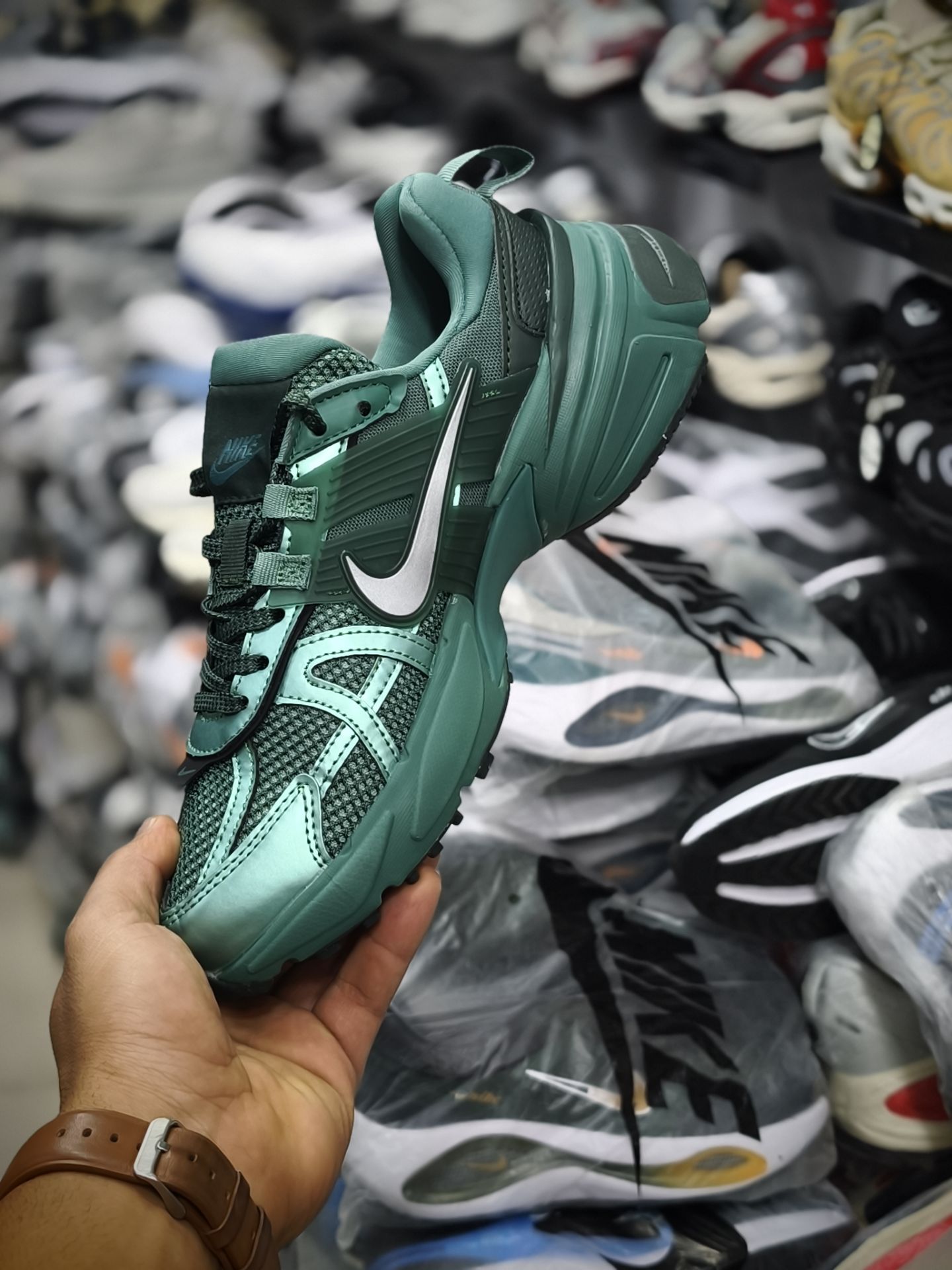 خرید کتونی نایک کشلون v2kساخت ویتنام فروش تکی و عمده ، سایز 40الی ۴۵.Nike wmns V2k Run Year of the Dragon womens