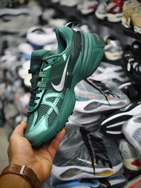 خرید کتونی نایک کشلون v2kساخت ویتنام فروش تکی و عمده ، سایز 40الی ۴۵.Nike wmns V2k Run Year of the Dragon womens