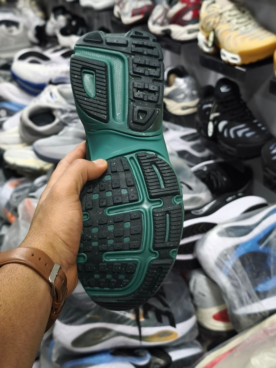 خرید کتونی نایک کشلون v2kساخت ویتنام فروش تکی و عمده ، سایز 40الی ۴۵.Nike wmns V2k Run Year of the Dragon womens