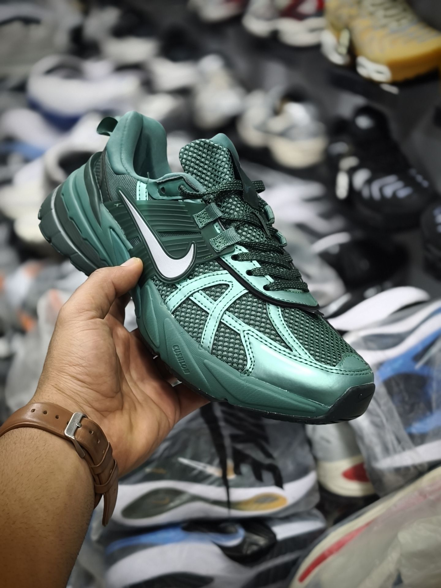 خرید کتونی نایک کشلون v2kساخت ویتنام فروش تکی و عمده ، سایز 40الی ۴۵.Nike wmns V2k Run Year of the Dragon womens