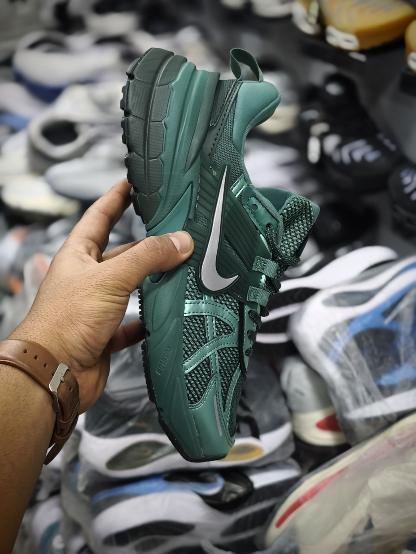 خرید کتونی نایک کشلون v2kساخت ویتنام فروش تکی و عمده ، سایز 40الی ۴۵.Nike wmns V2k Run Year of the Dragon womens