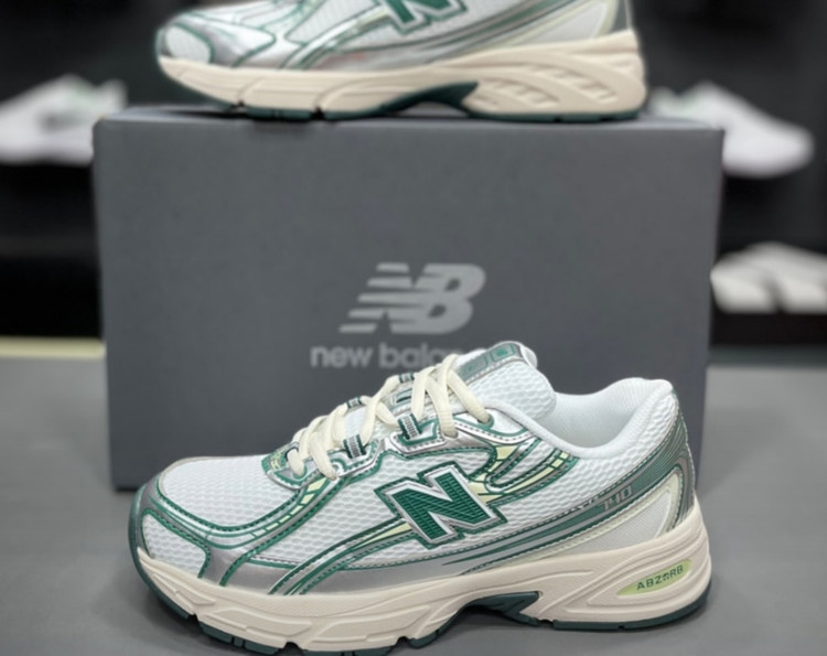 نیوبالانس ۷۴۰/Newbalance ۷۴۰/ساخت ویتنام/ سایز۴۰تا۴۵ فروش بصورت عمده و تک