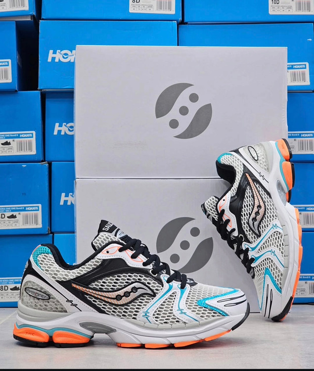 کتونی ساکونی تریامپ 4 |Saucony Progrid Triumph 4 ساخت ویتنام/سایز ۴۰ الی ۴۵فروش تکی و عمده