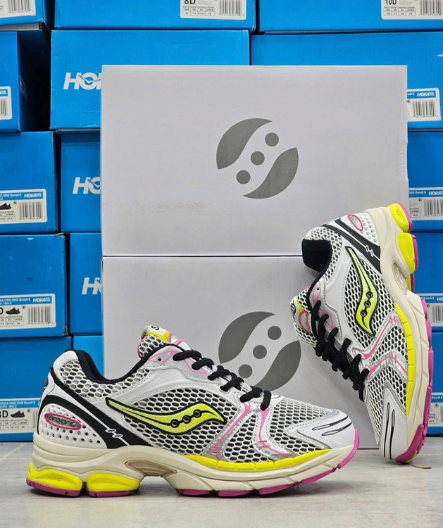 کتونی ساکونی تریامپ 4 |Saucony Progrid Triumph 4 ساخت ویتنام/سایز ۴۰ الی ۴۵فروش تکی و عمده