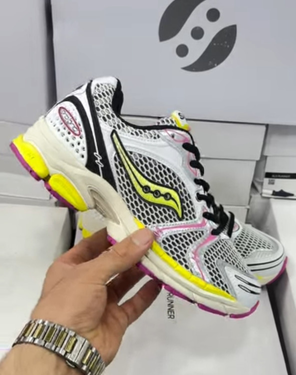 کتونی ساکونی تریامپ 4 |Saucony Progrid Triumph 4 ساخت ویتنام/سایز ۴۰ الی ۴۵فروش تکی و عمده