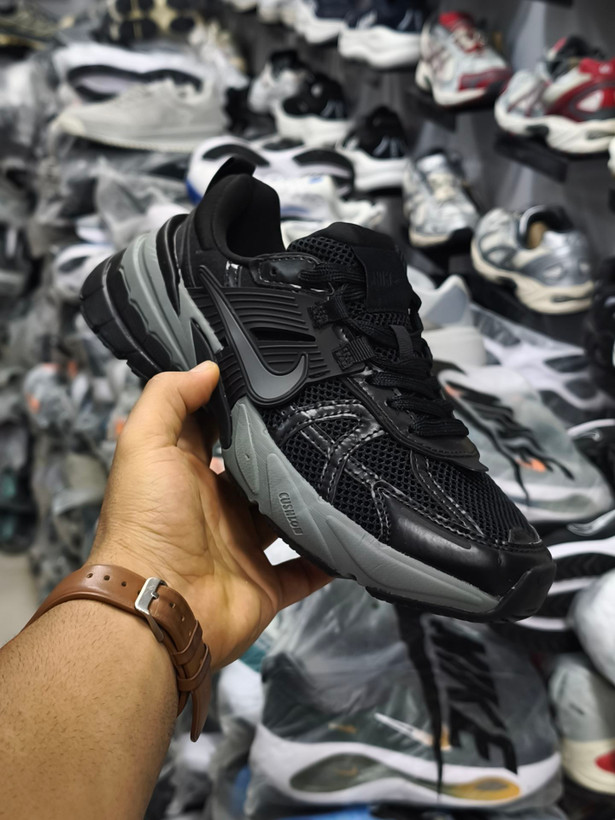 کتونی خارجی نایک وی تو کی/Nike V2k Run /ساخت ویتنام/سایز ۴۰ الی۴۵/ فروش تکی و عمده