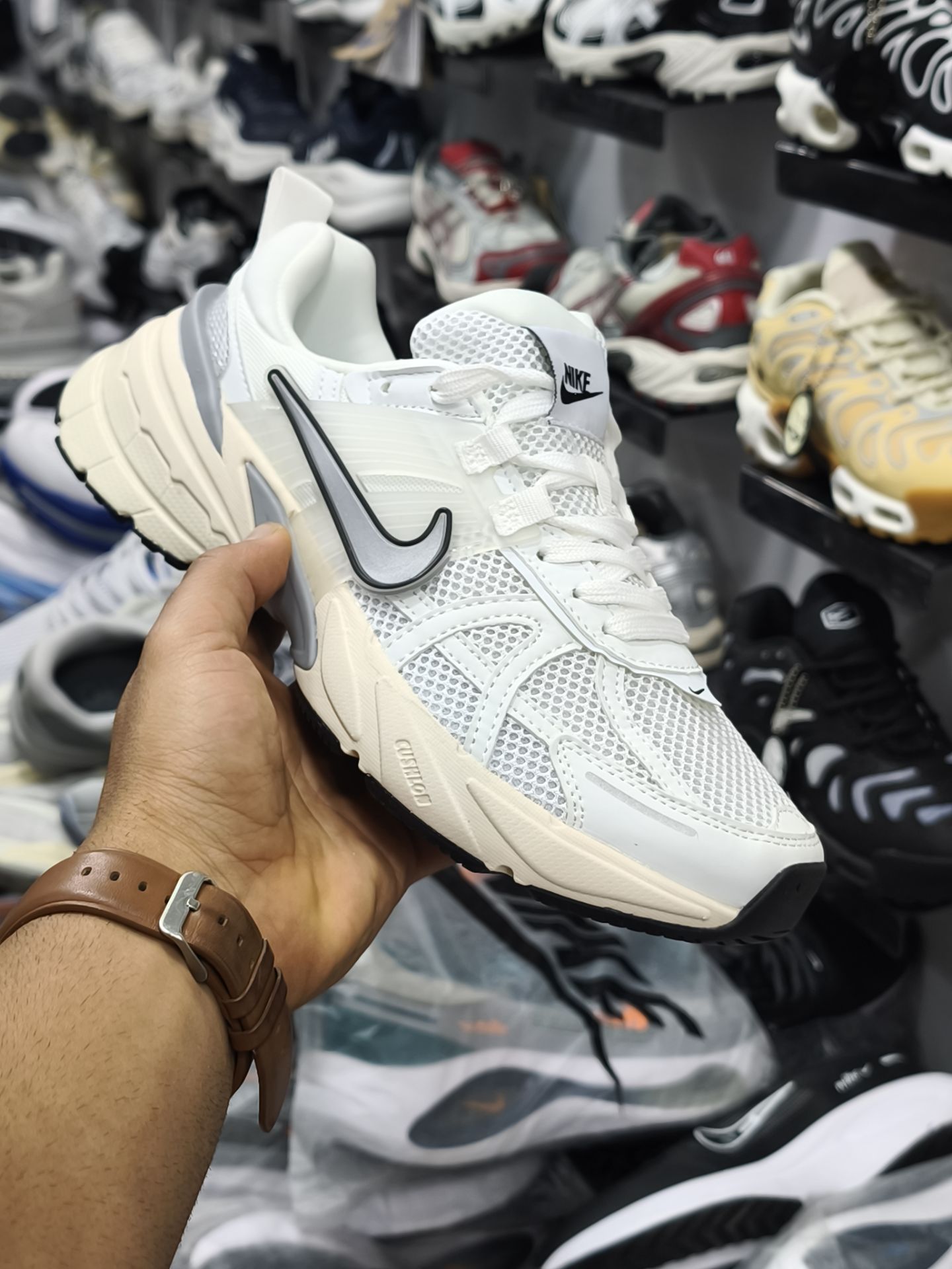 کتونی خارجی نایک وی تو کی/Nike V2k Run /ساخت ویتنام/سایز ۴۰ الی۴۵/ فروش تکی و عمده
