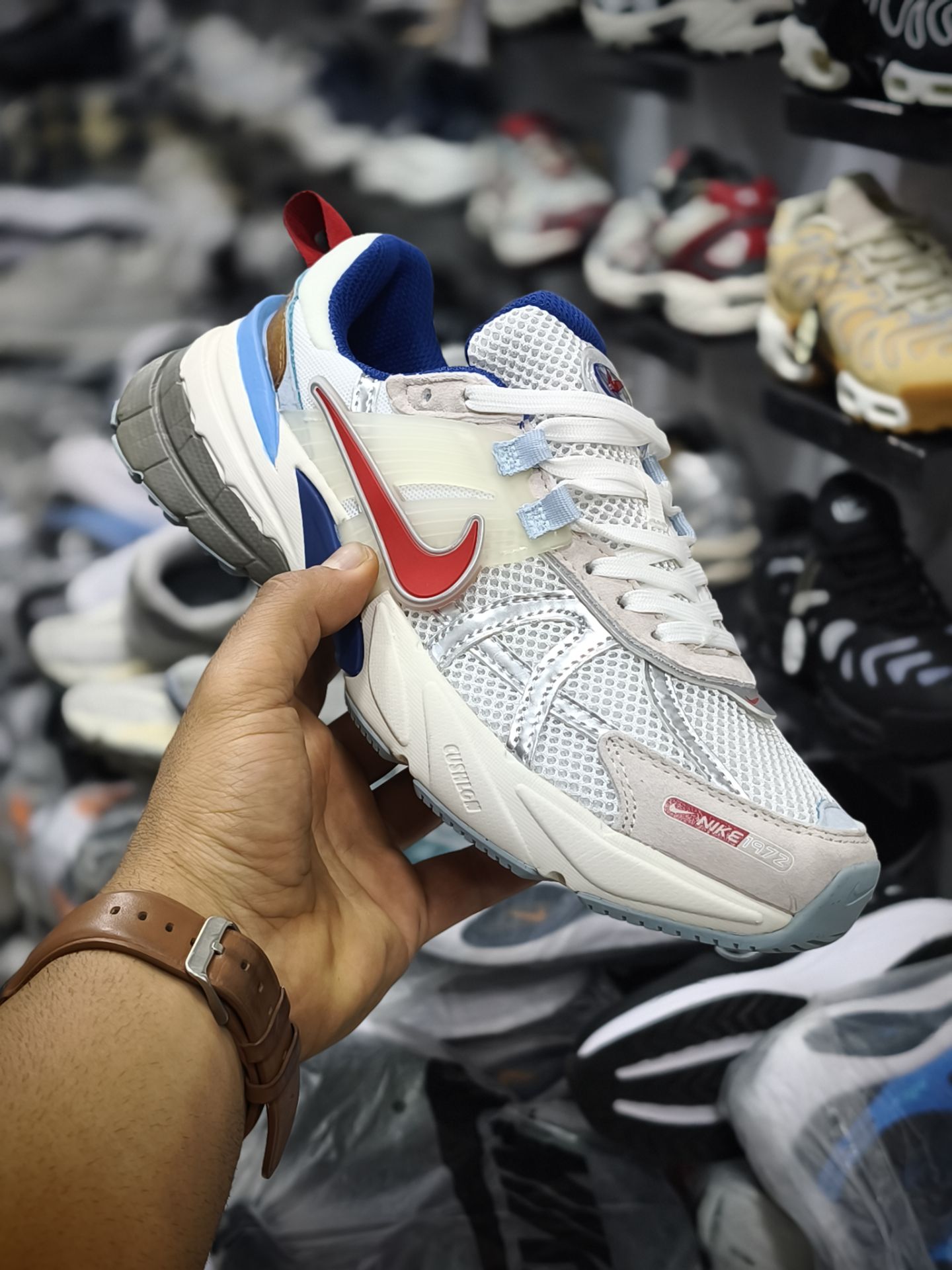 کتونی خارجی نایک وی تو کی/Nike V2k Run /ساخت ویتنام/سایز ۴۰ الی۴۵/ فروش تکی و عمده