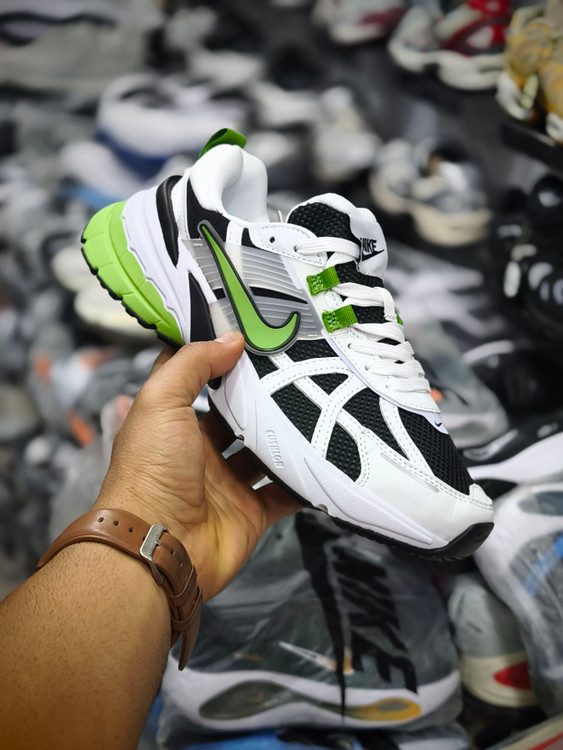 کتونی خارجی نایک وی تو کی/Nike V2k Run /ساخت ویتنام/سایز ۴۰ الی۴۵/ فروش تکی و عمده