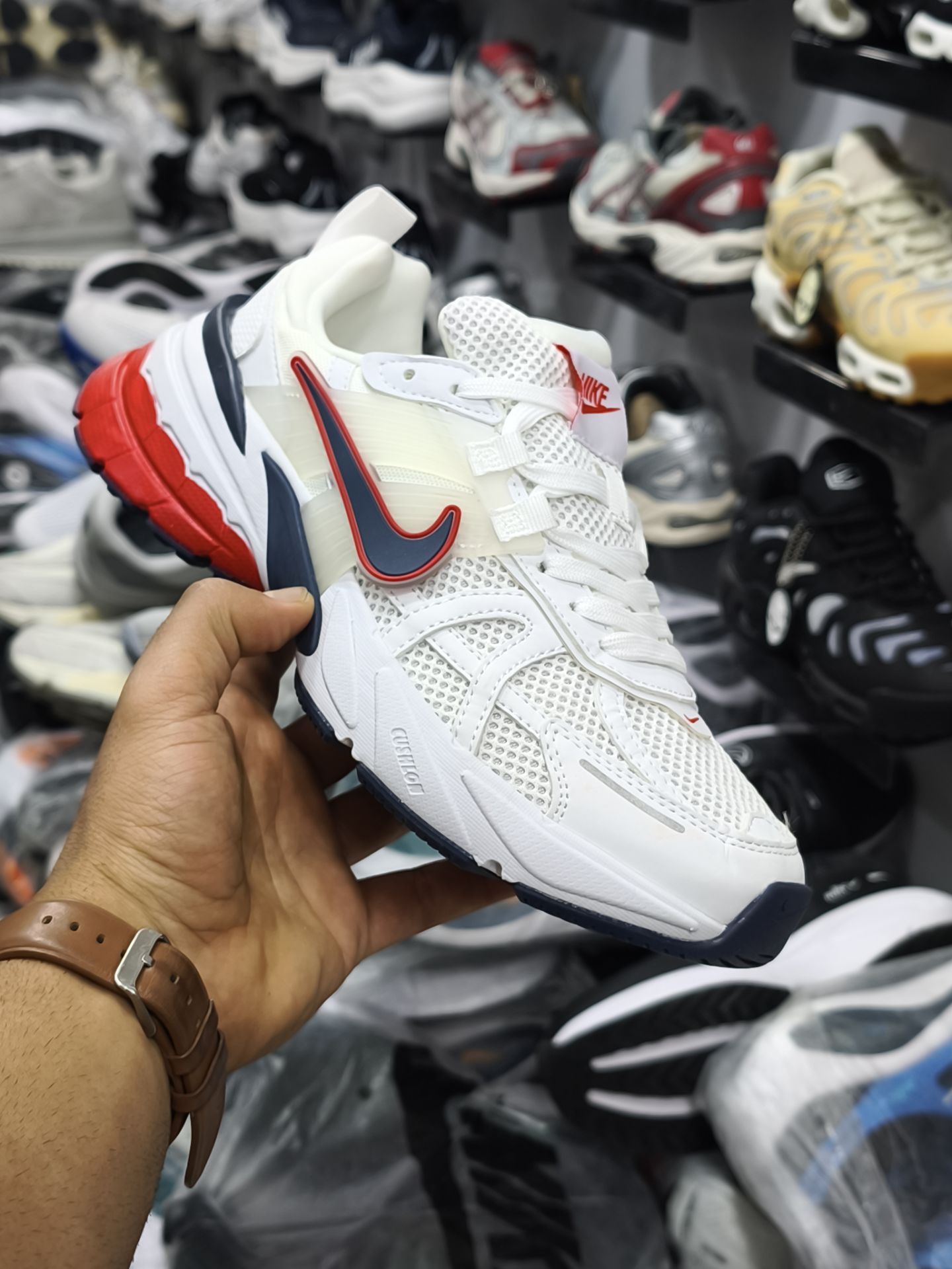کتونی خارجی نایک وی تو کی/Nike V2k Run /ساخت ویتنام/سایز ۴۰ الی۴۵/ فروش تکی و عمده